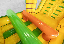 Pista de obstáculo com 13,5 metros de comprimento em tema de selva com objetos 3D apropriados para crianças. Ordene pistas de obstáculos infláveis ​​agora online em JB Insuflaveis Portugal