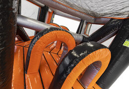 Encomende a pista de obstáculos Giga no tema Gate Corner para crianças. Compre cursos de obstáculos infláveis ​​online agora na JB Insuflaveis Portugal