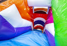 Castelo insuflável médio com tema flamingo e escorregador para crianças. Encomende castelos insufláveis ​​online na JB Insufláveis ​​Portugal