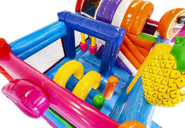 Compre um castelo insuflável com o tema flamingo e um escorregador para as crianças. Encomende castelos insufláveis ​​online na JB Insufláveis ​​Portugal