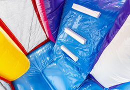 Castelo insuflável multijogador de flamingo com um slide, objetos divertidos na superfície de salto e objetos 3D atraentes para crianças. Encomende castelos insufláveis ​​online na JB Insufláveis ​​Portugal