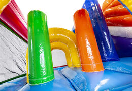 Encomende um castelo insuflável multijogador médio com tema flamingo e escorregador para crianças. Compre castelos insufláveis ​​​​online na JB Insufláveis ​​Portugal