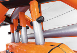 Compre o curso de assalto modular inflável Giga Edge Walker de 40 peças para crianças. Encomende cursos de obstáculos infláveis ​​online agora na JB Insuflaveis Portugal