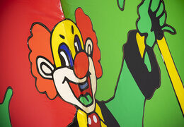 Slide inflável perfeito no tema do palhaço com pedido de objetos 3D para crianças. Compre escorregadores infláveis ​​agora online na JB Insuflaveis Portugal