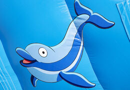 Obtenha seu escorregador inflável de golfinhos com as cores alegres, objetos 3D e divertida impressão na parede lateral para crianças. Ordene escorregadores infláveis ​​na JB Insuflaveis Portugal