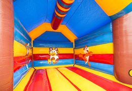 Compre um castelo insuflável padrão para crianças em cores marcantes com um grande objeto 3D na forma de um macaco no topo. Encomende castelos insufláveis ​​online na JB Insufláveis ​​Portugal