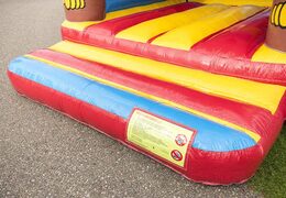 Castelos insuflável ​​padrão em cores marcantes e com um grande objeto 3D de um macaco no topo, à venda para crianças. Compre castelos insufláveis ​​online na JB Insufláveis ​​Portugal