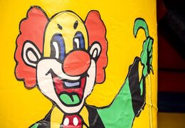 Compre um castelo insuflável padrão em um tema de circo com belas animações nas paredes externas e internas e nos pilares para as crianças. Encomende castelos insufláveis ​​online na JB Insufláveis ​​Portugal