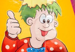 Pequeno castelo insuflável aberto com tema de festa à venda para uso comercial ou para crianças. Os castelos insufláveis ​​estão disponíveis online em JB Insufláveis ​​Portugal