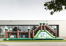 Obtenha sua pista de obstáculo com tema de inverno exclusiva de 17 metros com 7 elementos de jogo e objetos coloridos agora para crianças. Ordene pistas de obstáculos infláveis ​​na JB Insuflaveis Portugal