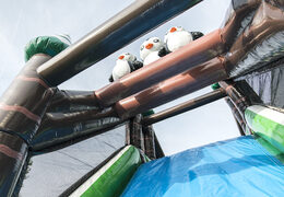 Compre uma pista de obstáculo inflável com tema de inverno de 17 metros de largura com 7 elementos de jogo e objetos coloridos para crianças. Ordene pistas de obstáculos infláveis ​​agora online em JB Insuflaveis Portugal