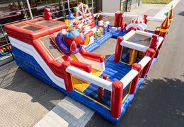 Castelo insuflável com tema de circo, vários slides e todos os tipos de obstáculos divertidos com estampas que combinam com o tema infantil. Encomende castelos insufláveis ​​online na JB Insufláveis Portugal