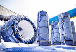 Compre castelo insuflável Frozen com escorregadores, obstáculos com divertidas estampas temáticas de Frozen para crianças. Encomende castelos insufláveis ​​online na JB Insufláveis Portugal