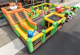 Castelo insuflável na selva mundial com vários slides e todos os tipos de obstáculos com estampas que combinam com o tema infantil. Compre castelos insufláveis ​​online na  JB Insufláveis Portugal