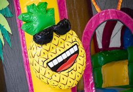 Ordene um castelo insuflável no tema flamingo com um escorregador para crianças. Compre castelos insufláveis ​​​​online na JB Insufláveis ​​Portugal