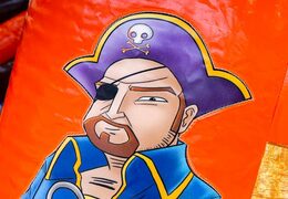 Encomende castelo insuflável multijogador aberto com slide no tema pirata para crianças. Compre castelos insufláveis ​​online na JB Insufláveis ​​Portugal