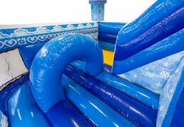 Funcionalidade princesa castelo insuflável em azul com um slide no interior, o objeto 3D na superfície de salto e divertido design de princesa para crianças. Compre castelos insufláveis ​​online na JB Insufláveis ​​Portugal