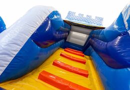 Grande castelo insuflável multijogador azul aberto com slide no tema princesa pirata para crianças. Compre castelos insufláveis  ​​online na JB Insufláveis ​​Portugal