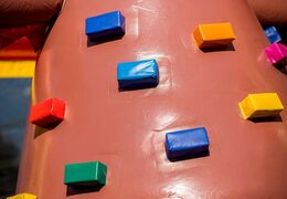 Encomende um castelo insuflável multijogador pirata coberto com uma altura limitada de 2,74 metros e com um escorregador para adultos e crianças. Compre castelos insufláveis ​​online na JB Insufláveis ​​Portugal