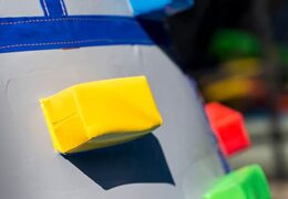 Castelo insuflável coberto com tema de castelo com escorregador na superfície de salto, torre de escalada e divertidos obstáculos para as crianças. Compre castelos insufláveis ​​online na JB Insufláveis ​​Portugal