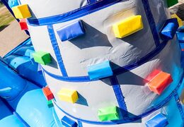 Encomende um grande castelo insuflável de castelo interno com um escorregador na superfície de salto, torre de escalada e obstáculos divertidos com estampas temáticas de castelo para crianças. Compre castelos insufláveis ​​online na JB Insufláveis ​​Portugal