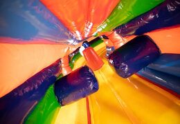 Encomende um castelo insuflável com um túnel de rastreamento de circo com obstáculos, uma rampa de escalada e um escorregador para as crianças. Compre castelos insufláveis ​​online na JB Insufláveis Portugal