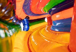 Túnel insuflável com temática de circo e obstáculos, uso de rampa de escalada e escorregador para crianças. Compre castelos insufláveis ​​online na JB Insufláveis Portugal