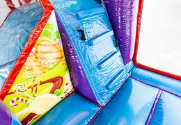 Multijogador XXL Candyland castelo insuflável em um design único, um slide e objetos 3D para crianças. Compre castelos insufláveis ​​online na JB Insufláveis ​​Portugal