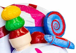 Castelo insuflável multijogador interior com design exclusivo, duas entradas, um escorregador no meio e objetos 3D para crianças. Compre castelos insufláveis ​​online na JB Insufláveis ​​Portugal