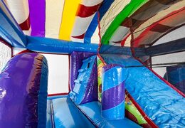 Ordene o castelo insuflável candyland em um design exclusivo, um slide e objetos 3D para crianças. Compre castelos insufláveis ​​online na JB Insufláveis ​​Portugal