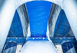 Castelo insuflável multijogador de gelo com um escorregador no meio e objetos 3D para crianças. Encomende castelos insufláveis ​​online na JB Insufláveis ​​Portugal