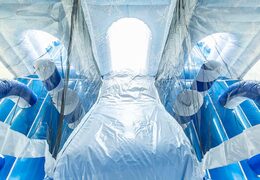 Compre o castelo insuflável com o tema do gelo em um design exclusivo com duas entradas, um escorregador no meio e objetos 3D para crianças. Encomende castelos insufláveis ​​online na JB Insufláveis ​​Portugal