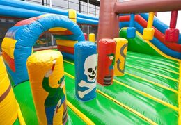 Ordene um castelo insuflável de barco pirata em um design exclusivo com duas entradas, um escorregador no meio e objetos 3D para crianças. Compre castelos insufláveis ​​online na JB Insufláveis ​​Portugal