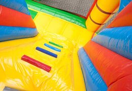 Castelo insuflável no tema do barco pirata com um slide e objetos 3D para crianças. Compre castelos insufláveis ​​online na JB Insufláveis ​​Portugal