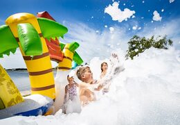 Abra o Bubble Park Hawaii com uma torneira de espuma para as crianças usarem. Encomende castelos insufláveis ​​na JB Insufláveis Portugal
