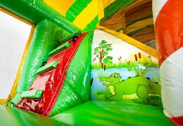 Compre o castelo insuflável Jungleworld em um design exclusivo com duas entradas, um slide no meio e objetos 3D para crianças. Encomende castelos insufláveis ​​online na JB Insufláveis ​​Portugal