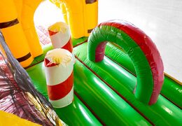 Oredene o castelo insuflável Jungleworld em um design exclusivo com duas entradas, um escorregador no meio e objetos 3D para crianças. Compre castelos insufláveis ​​online na JB Insufláveis ​​Portugal