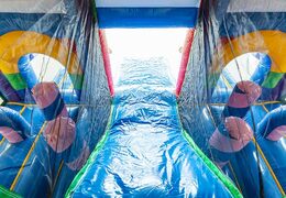 Um castelo insuflável com tema de unicórnio com um slide e objetos 3D para crianças. Encomende castelos insufláveis ​​online na JB Insufláveis ​​Portugal