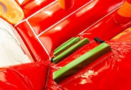 Castelo insuflável multijogador interno da brigada de incêndio em um design exclusivo com duas entradas, um escorregador no meio e objetos 3D para as crianças . Compre castelos insufláveis ​​online nJB Insufláveis ​​Portugal