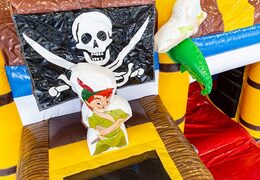 Compre o castelo insuflável pirata em um design exclusivo com duas entradas, um escorregador no meio e objetos 3D para crianças. Encomende castelos insufláveis ​​online na JB Insufláveis ​​Portugal