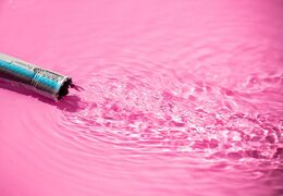 Encomende um castelo insuflável de flamingo com escorregador para crianças na JB Insufláveis ​​Portugal. Compre castelos insufláveis online na JB Insufláveis ​​Portugal