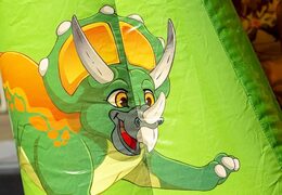 Compre um pequeno castelo insuflável verde com tema de dinossauro com pilar de obstáculos na JB Insufláveis ​​Portugal online
