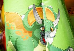 Pequeno castelo insuflável com telhado e escorregador em tema de dinossauro para venda. Compre castelos insufláveis ​​online na JB Insufláveis ​​Portugal