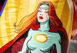 Peça um pequeno castelo insuflável com tema de super-heróis e um telhado para crianças. Compre castelos insufláveis ​​na JB Insufláveis ​​Portugal online