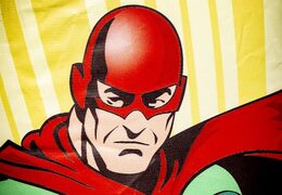 Castelo insuflável super-herói com telhado à venda para uso comercial. Castelos insufláveis ​​disponíveis na JB Insufláveis ​​Portugal online