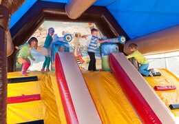 Ordem de tiro combo pirata castelo insuflável com jogo de tiro e deslize para crianças. Compre casas de castelos insufláveis online na JB Insufláveis Portugal