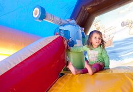 Ordem de tiro combo pirata castelo insuflável coberto, com jogo de canhão e slide para crianças. Compre castelos insufláveis ​​online na JB Insufláveis Portugal