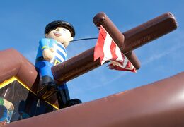 Compre uma castelo insuflável de pirata de combinação de tiro com tampa, jogo de tiro e slide para crianças. Encomende castelos insufláveis ​​online na JB  Insufláveis Portugal