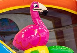 Encomende um castelo insuflável de toboágua com um objeto 3D de um grande flamingo em cima da JB Insufláveis ​​Portugal. Compre castelos insufláveis online agora na JB Insufláveis ​​Portugal