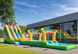 Compre o castelo insuflável Drop & Slide Jungle com escorregador duplo para crianças. Encomende castelos insufláveis ​​online na JB Insufláveis Portugal
